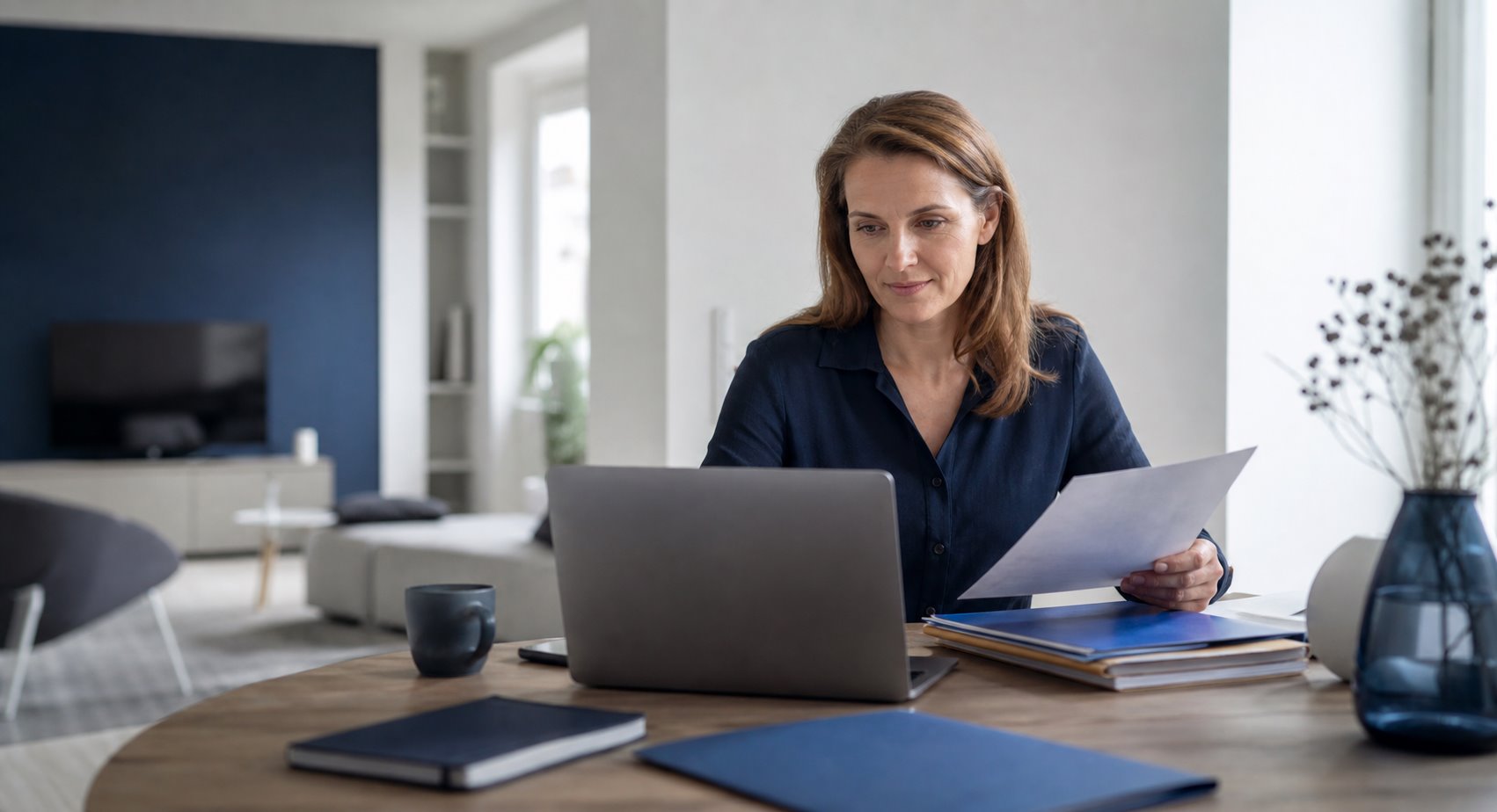 Verbraucherin ordnet Unterlagen am Laptop